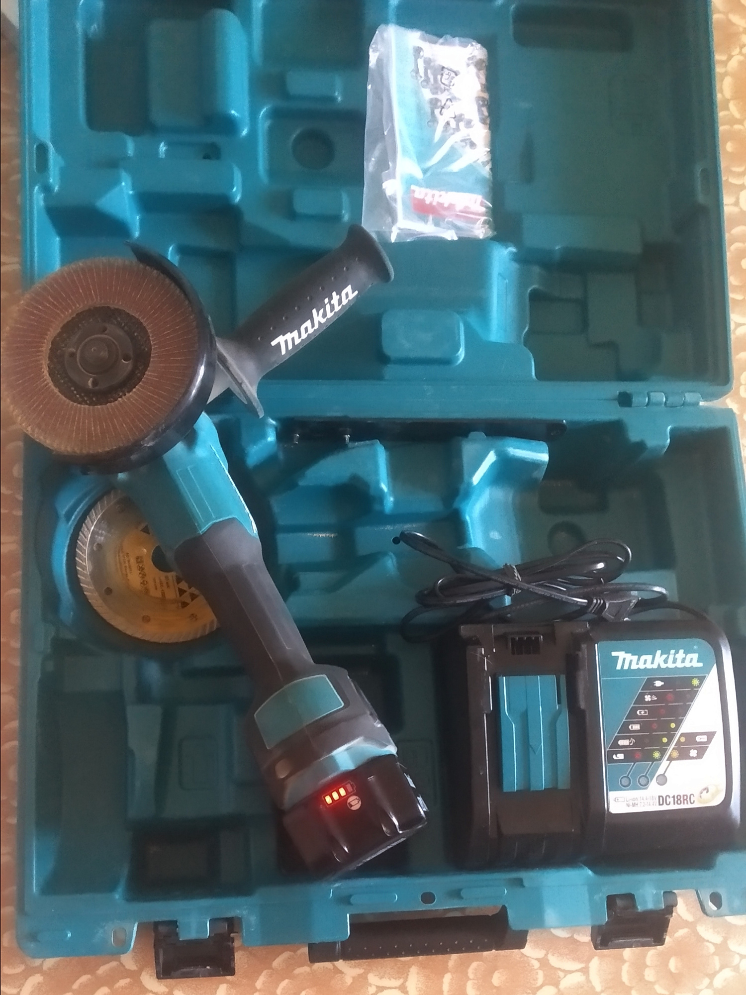 Шлифмашина угловая аккумуляторная Makita DGA504RF  купить 1