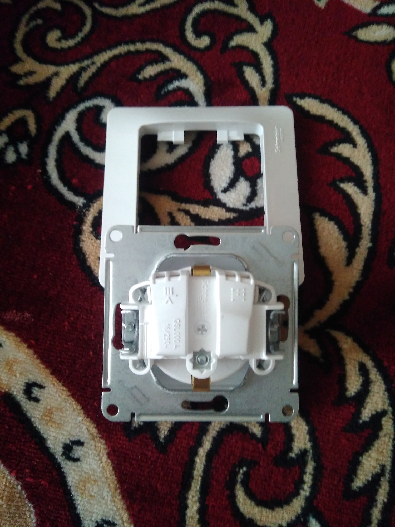 Розетка Schneider GLOSSA  GSL000143 с заземлением белый купить 9